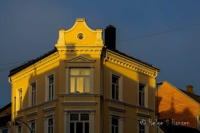 Arkitektur.
Kun høye bygninger, som Kirkegaten 5 , får nyte de siste solstråler for denne dagen. Kanskje fra "ko-øyet" øverst?
Keywords: Farsund