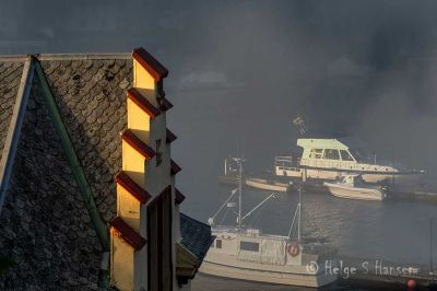 De heller kraftløse solstrålene sliter med å få havtåka bort fra havnebassenget.
Keywords: Farsund