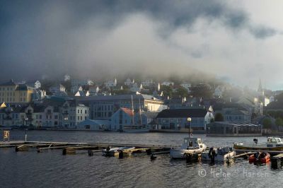 Havtåke.
Solrike dager blir av og til "belønnet" med havtåke. Havtåka denne kvelden må ha ligget på lur bak Varbak, før den plutselig dukket opp.
Keywords: Farsund