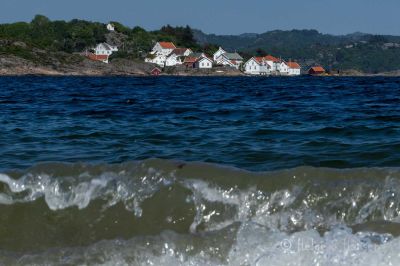 Loshavn sett fra Einarsneset.
Deler av idylliske Loshavn ligger ikke langt over havnivået,
men heldigvis ikke på samme nivå som kamera befant seg da bildet ble tatt fra ei strand på Einarsneset.
Keywords: Loshavn