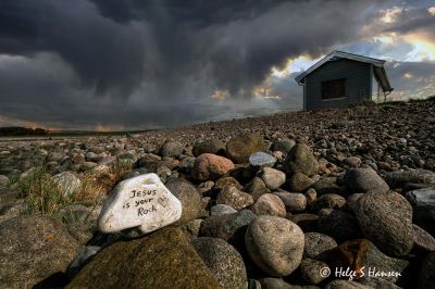 Litlerauna med budskap på "steintavle".
Keywords: Litlerauna;Nordhasselvika