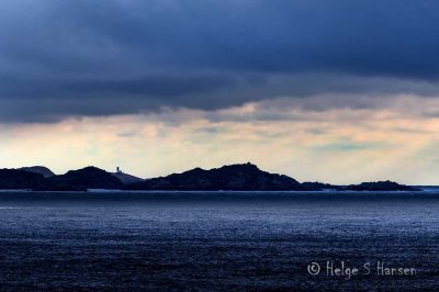 Utsikt mot Lindesnes fyr fra dagsturhytta "Havblikk" ved Loshavn.
Keywords: Havblikk