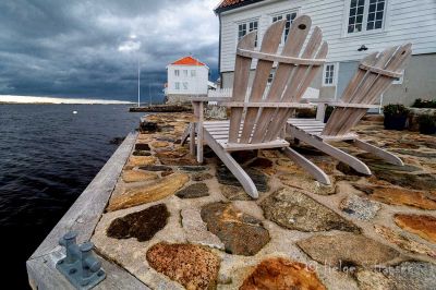 Høst i Loshavn.
Disse stolene kan nok stues bort for en stund.
Keywords: Loshavn