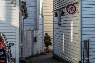 Trangt smug.
Ikke en gang tenk på å bryte dette forbudsskiltet. I alle fall ikke med bil. Dyrt er det også. Kr 8 200 + kostnader med å få bilen ut igjen.
Keywords: Flekkefjord_by