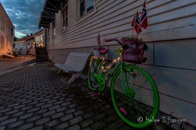 Hollenderbyen
Alltid greit med lys på sykkelen.
Keywords: Flekkefjord_by