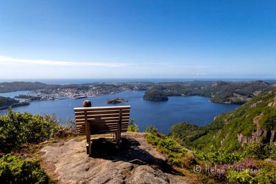 Knygen
Utsiktspunkt fra Knygen mot Farsund. Stolen står på ca. 228 moh. I grunnen lite strev for så mye utsikt.
Keywords: Knygen